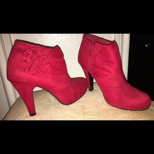 velvet boots with flower details on the sides